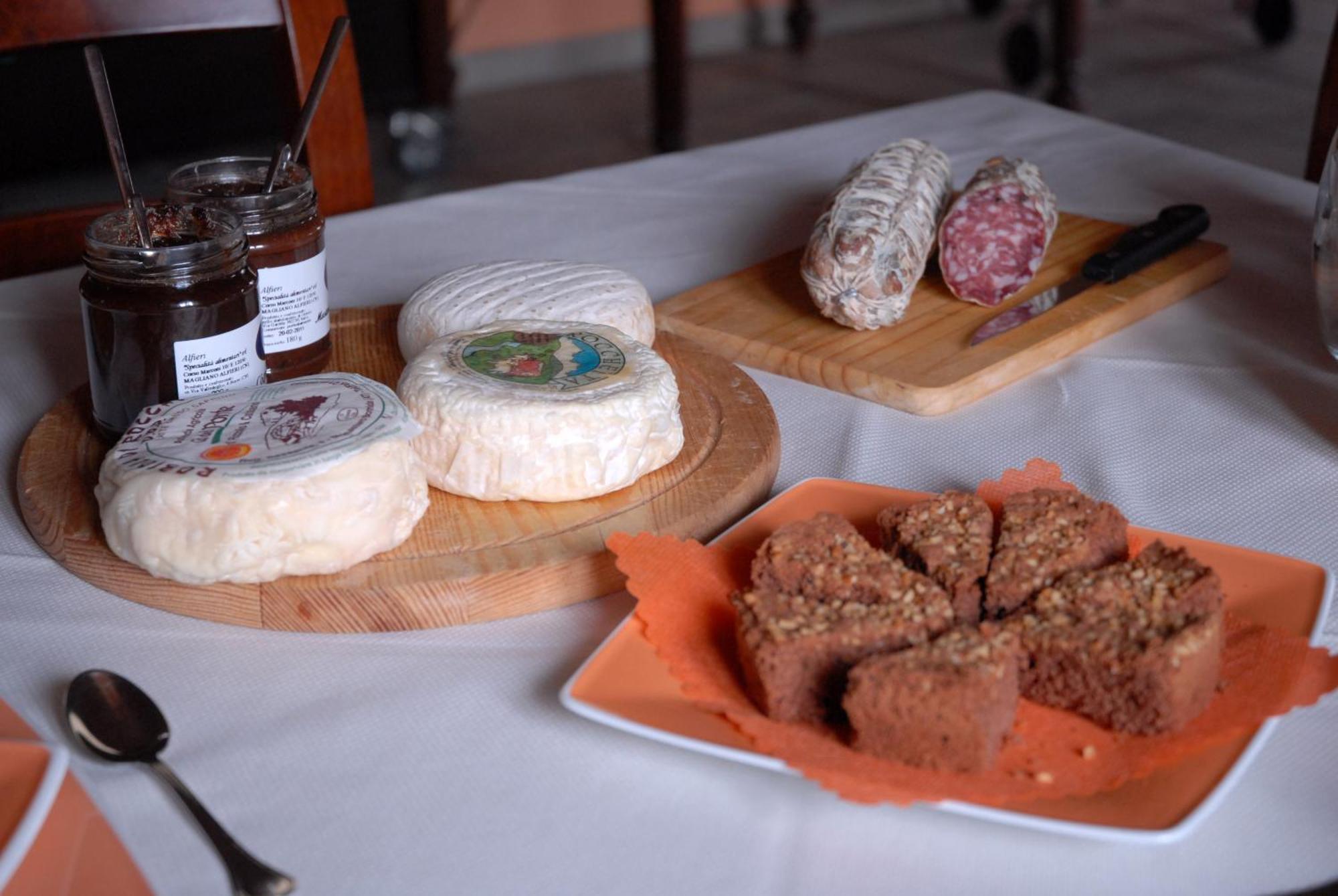 Il Borgo B&B Castellinaldo Luaran gambar