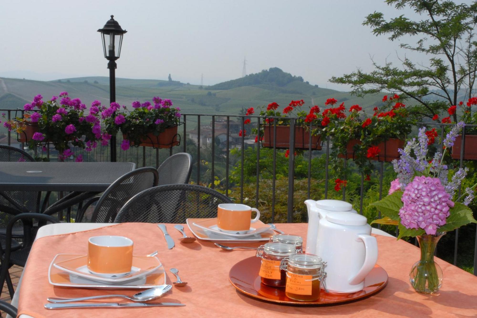 Il Borgo B&B Castellinaldo Luaran gambar